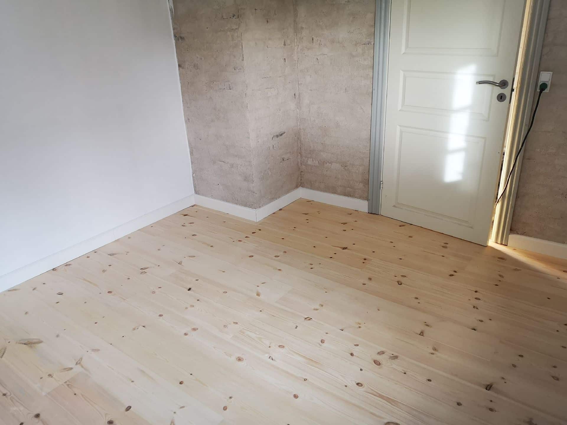 En renovering af værelse og gang med nye gibs lofter, vægge og gulv.