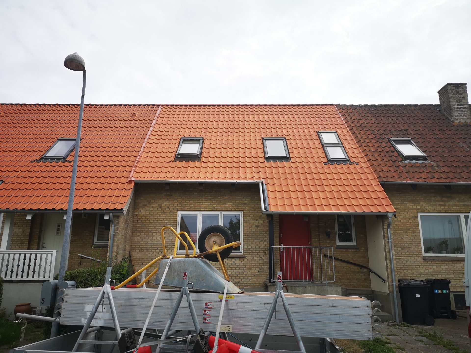 Nyt klassisk gammel dansk vingetegl fra monier. Diffentionsåbent undertag, opretning, ekstra isolering. Nye sorte underlister. Zink tagrender og Velux vinduer.