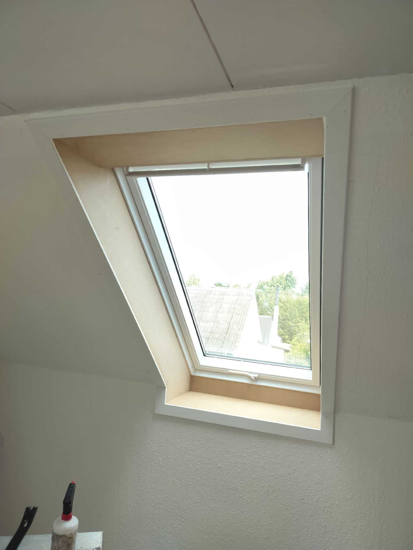 Tildannet lysninger i mdf.
bagved liggende forskalling med original Velux dampspærre.